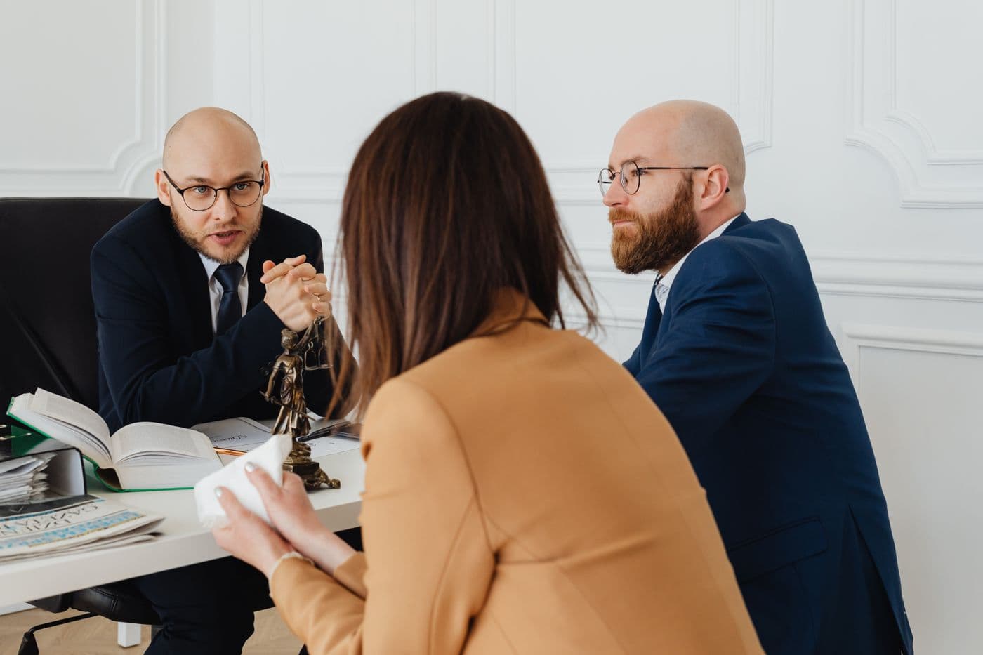 Advogados em reunião analisando documentos empresariais